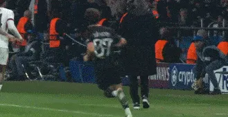 内托界外推倒球童，双方爆发小冲突